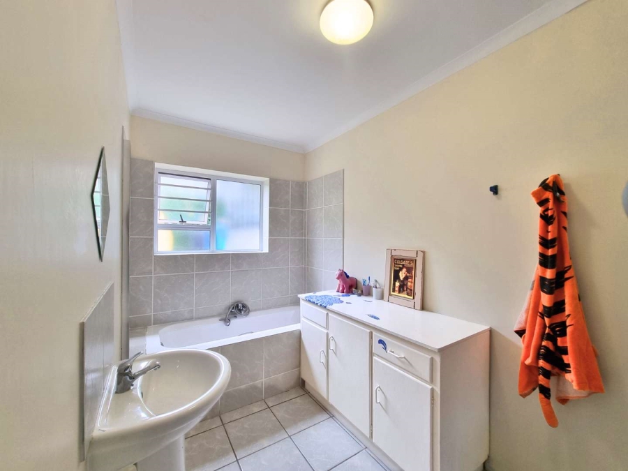 5 Bedroom Property for Sale in Chanteclair Western Cape